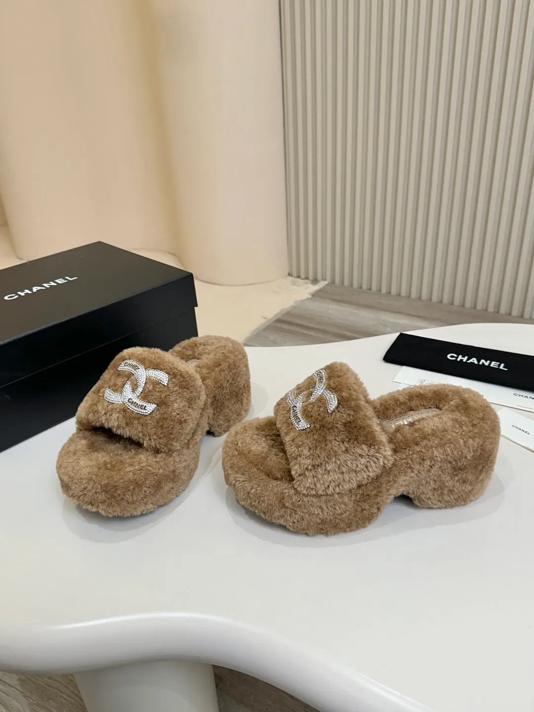 👟👟Ex-factory price 480👟👟 Chanel CHANEL thick-soled fur flip flops｜Finally waited for this pair of celebrity show style same style🧚♀️ The upper is covered with soft and waxy lamb wool, with classic double C diamond buckle👟👟The texture is full of texture. As soon as you put it on, your sense of luxury will instantly soar. The inner lamb wool fabric is as comfortable as stepping on clouds☁️ Thickened rubber soles, 8cm at the heel, 6.5cm at the forefoot, with raised bars, easy to wear with long legs~ The wedge heel design is super easy to walk, lazy and fashionable. It is very elegant for daily outings and date wear. It is a must-have and versatile artifact for this autumn and winter, waiting for you~ #chanel slippers #Celebrity Style #Advanced Wearing Fabric: Lamb 🐑 Wool Lining: Lamb 🐑 Wool Feet: lamb 🐑 hair Outsole: wear-resistant and non-slip rubber outsole Size: 35–40